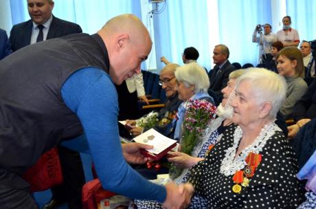 Игорь Артамонов вручил ветеранам войны юбилейные медали
